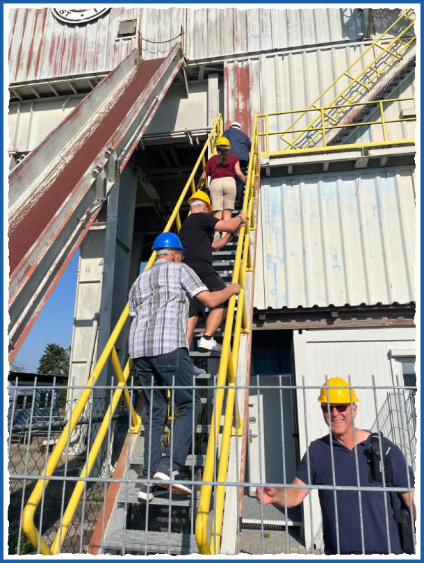 Aufstieg auf den Bohrturm